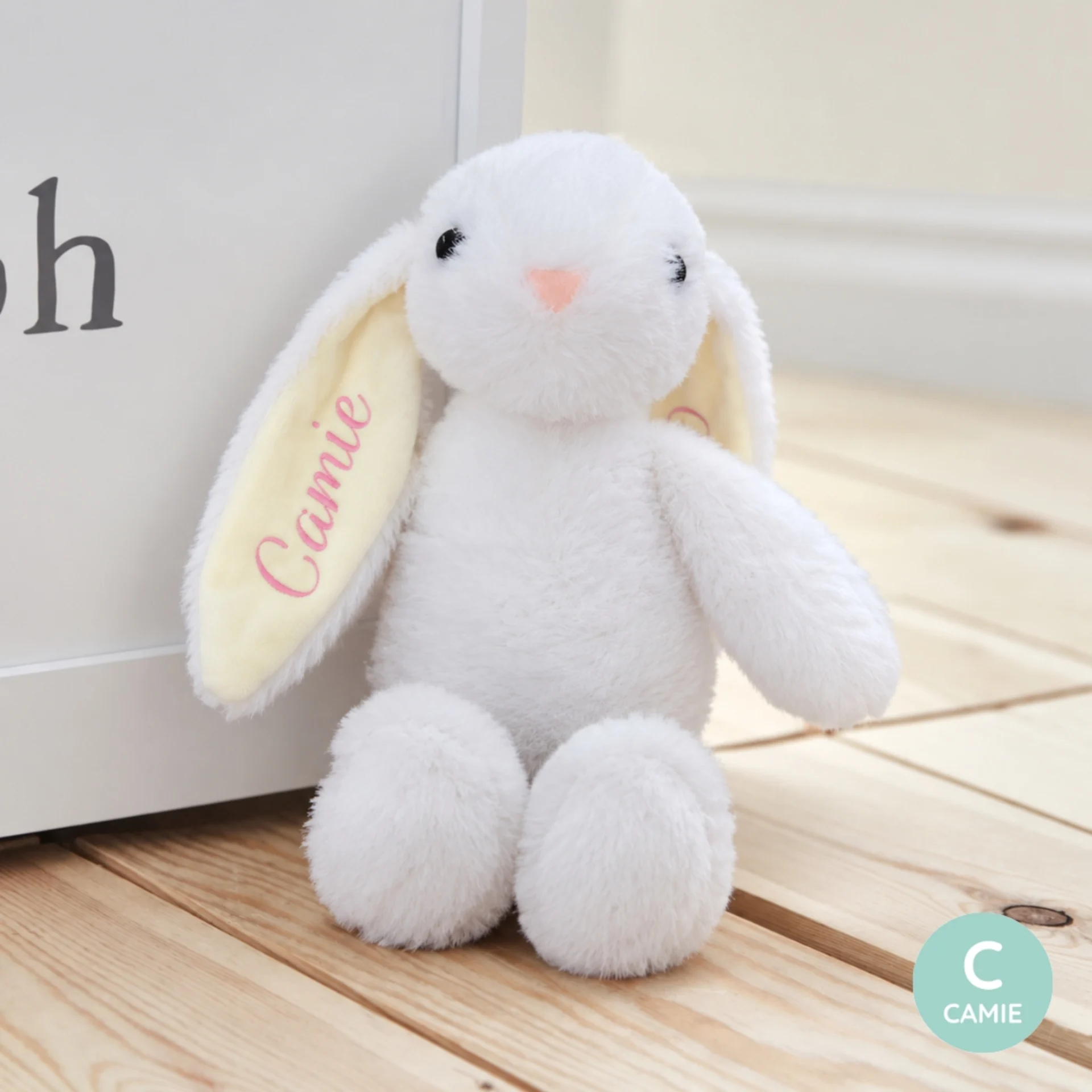 Thỏ bông thêu tên cho bé: Cách chọn quà đẹp và phù hợp
